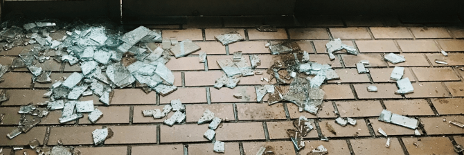 施設管理でのトラブル！素手で厚さ12mmのフロートガラスを割り大流血