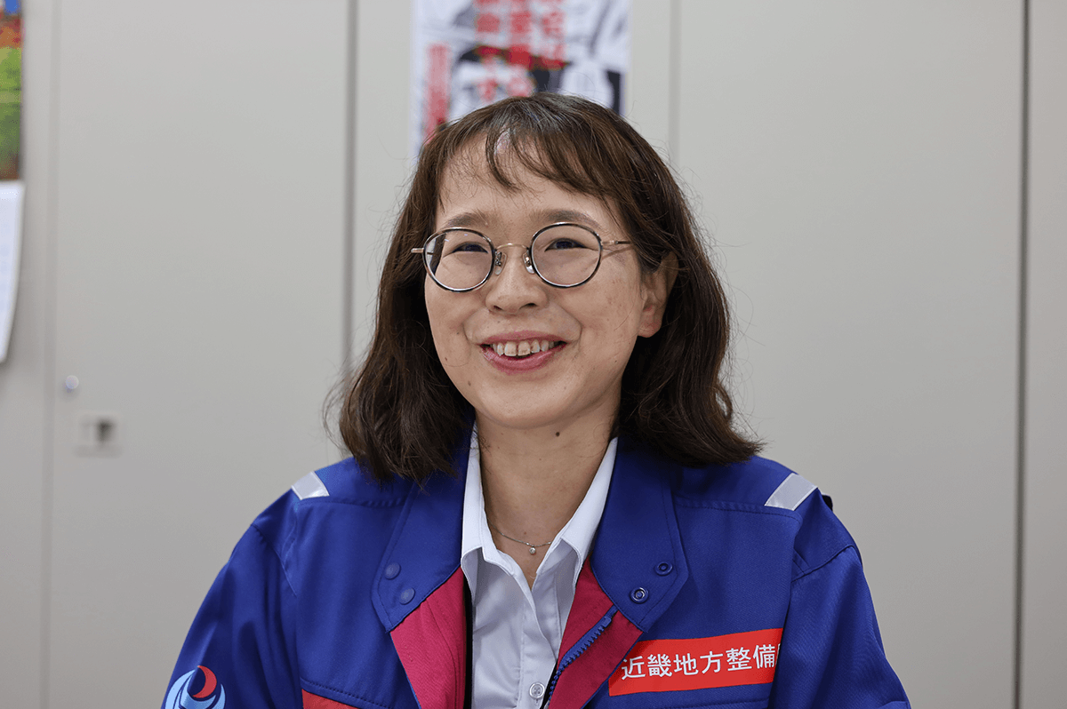 インタビューに答える阪井さん