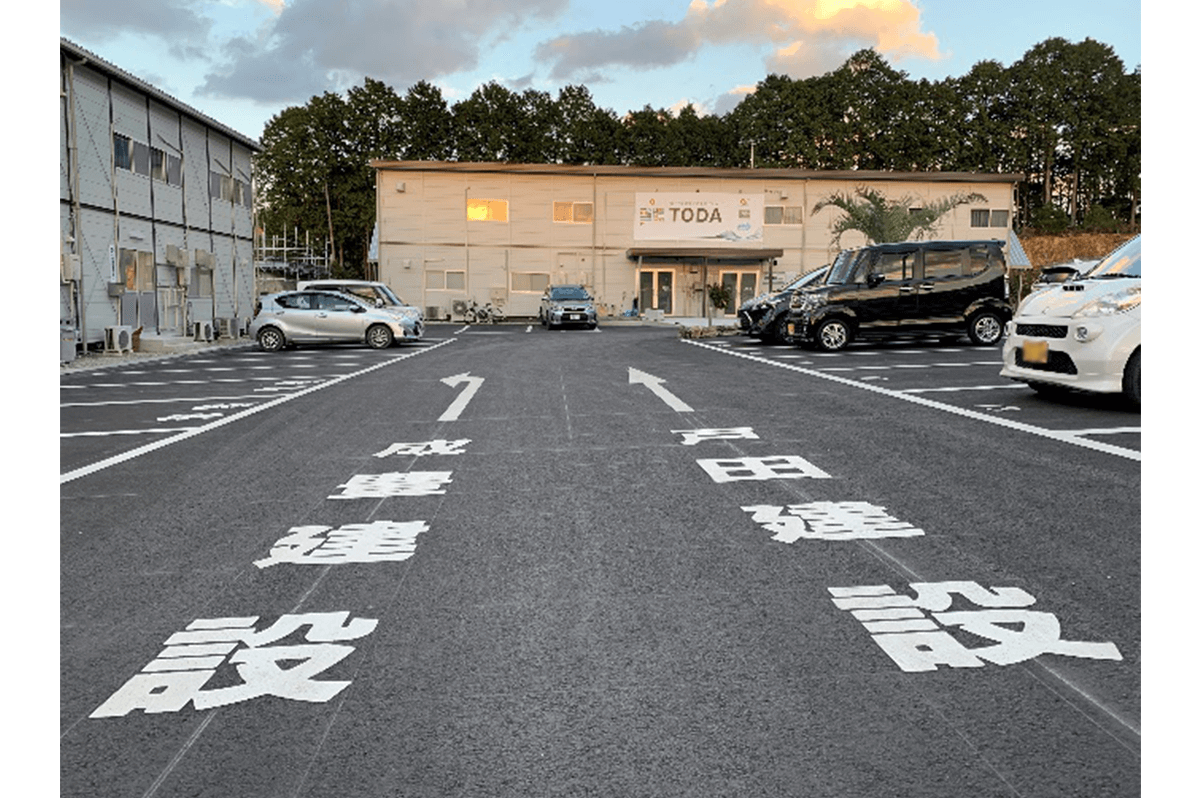 宿泊施設並み(自負)に整備された事務所駐車場(同)