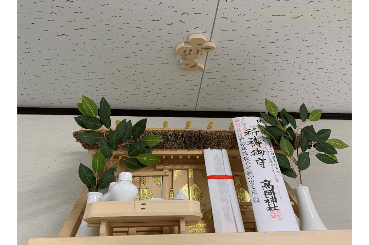 特注の茅葺き屋根をあしらった神棚(同)