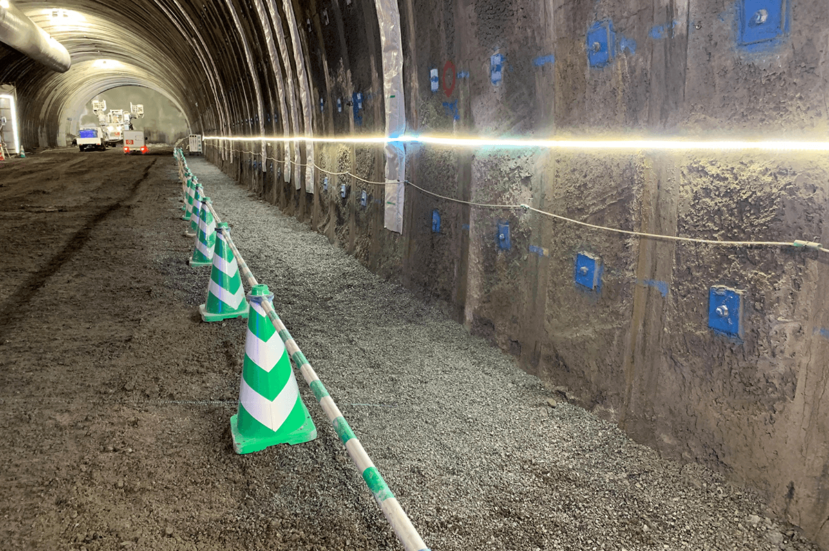 LED帯ライトを設置するなど歩きやすさに配慮した安全通路(同)