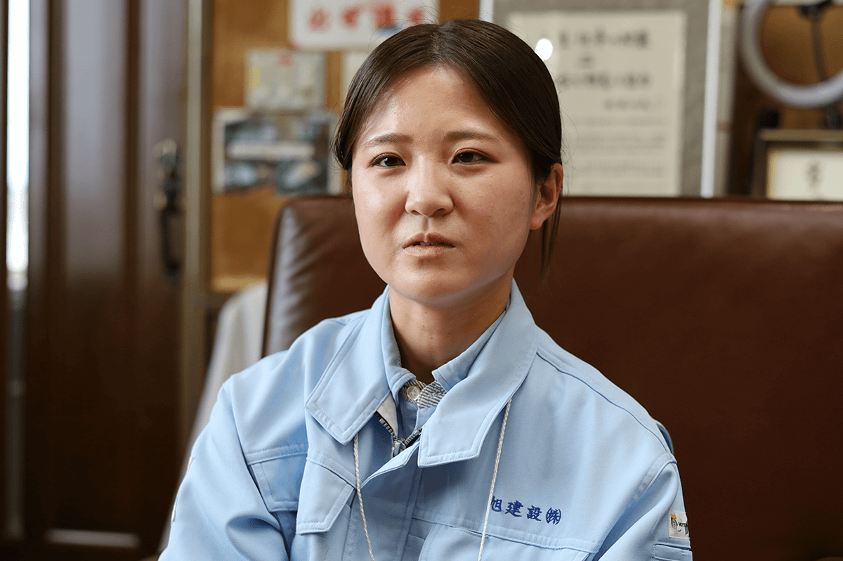 インタビューに答える馬越さん