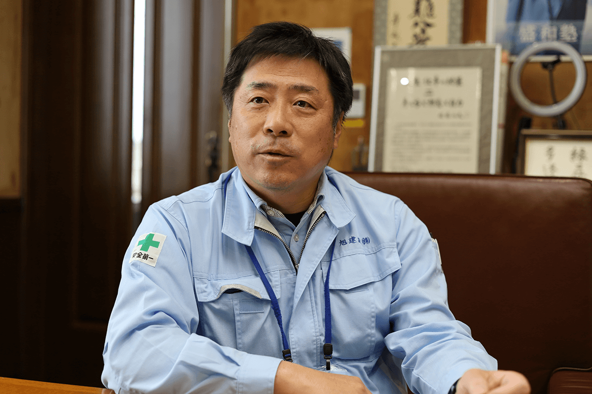 インタビューに答える河野さん