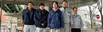 横浜システックは施工管理が主力で一部施工もする。右から重松会長、五十嵐次長、昨年７月に入社した阿久津さん、今年1月に入社した橋本さん、北原部長