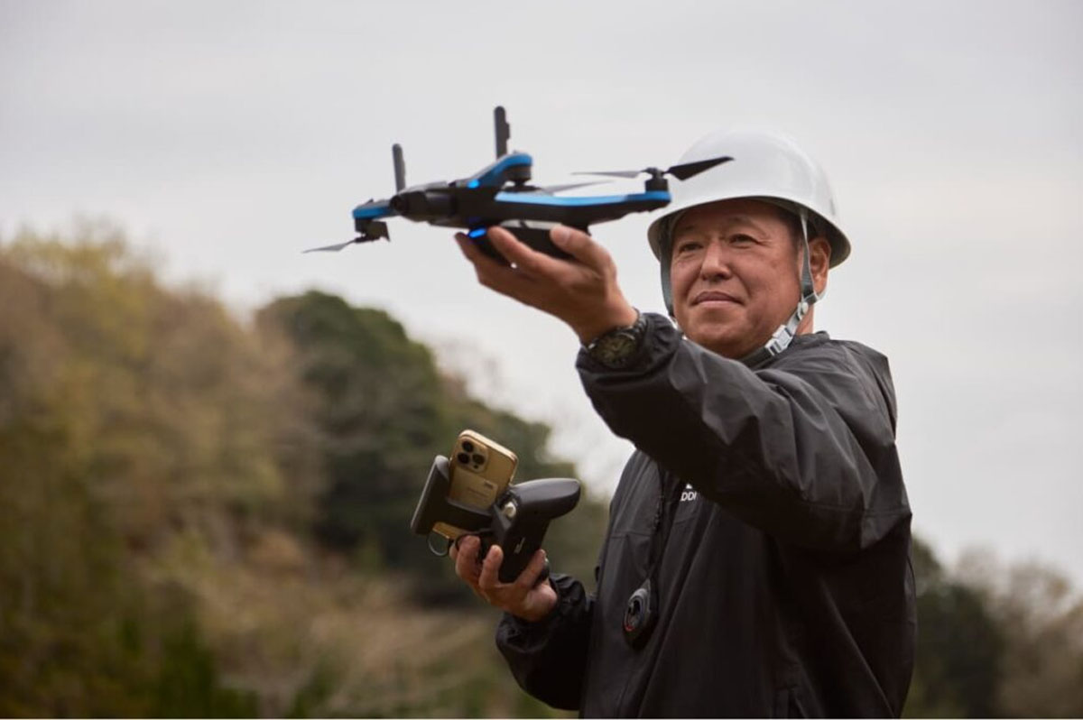 Skydio 2+を操縦するインストラクター