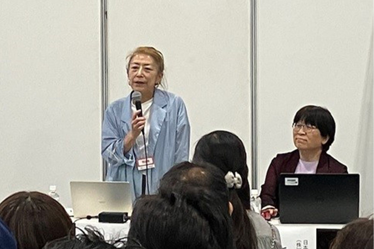 川口とし子さん(左)が 「理想の住まいと建築フェア」で講演、右は熊野さん