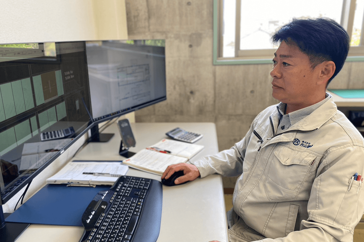 パソコン作業中の吉本さん（本人提供）