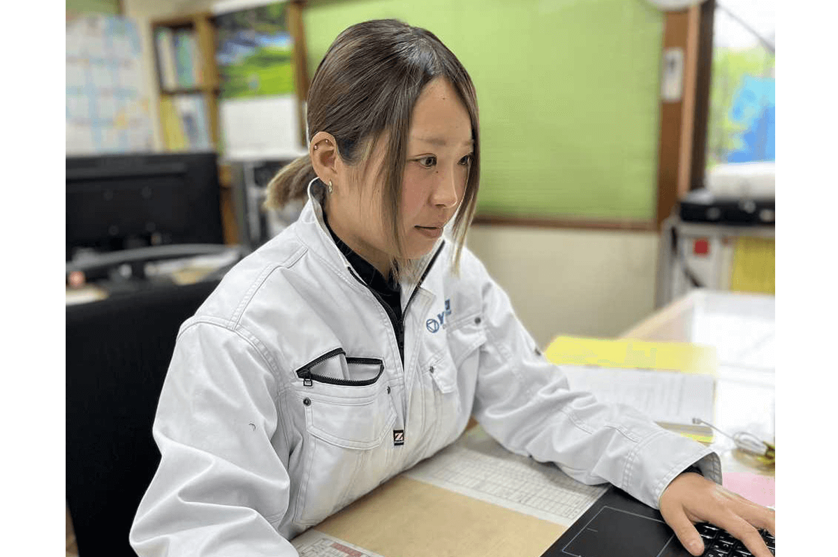 パソコン作業中のすみれさん(湯浅建設提供)