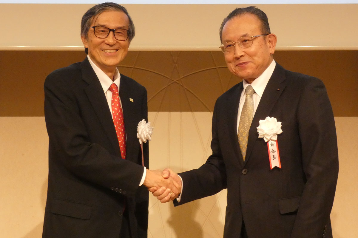 左は上田多門前会長、右が新会長の田中茂義氏