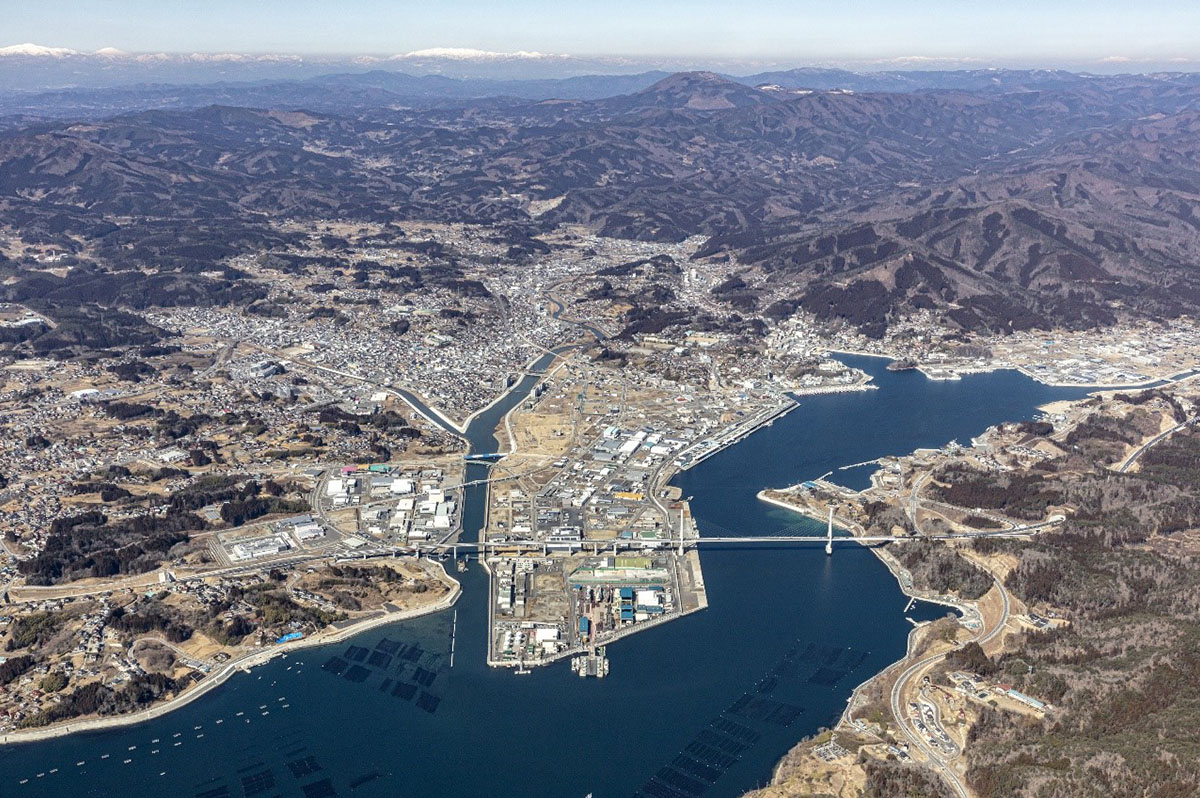 気仙沼湾横断橋の航空写真。スパンの長さにより美しさも際立つ