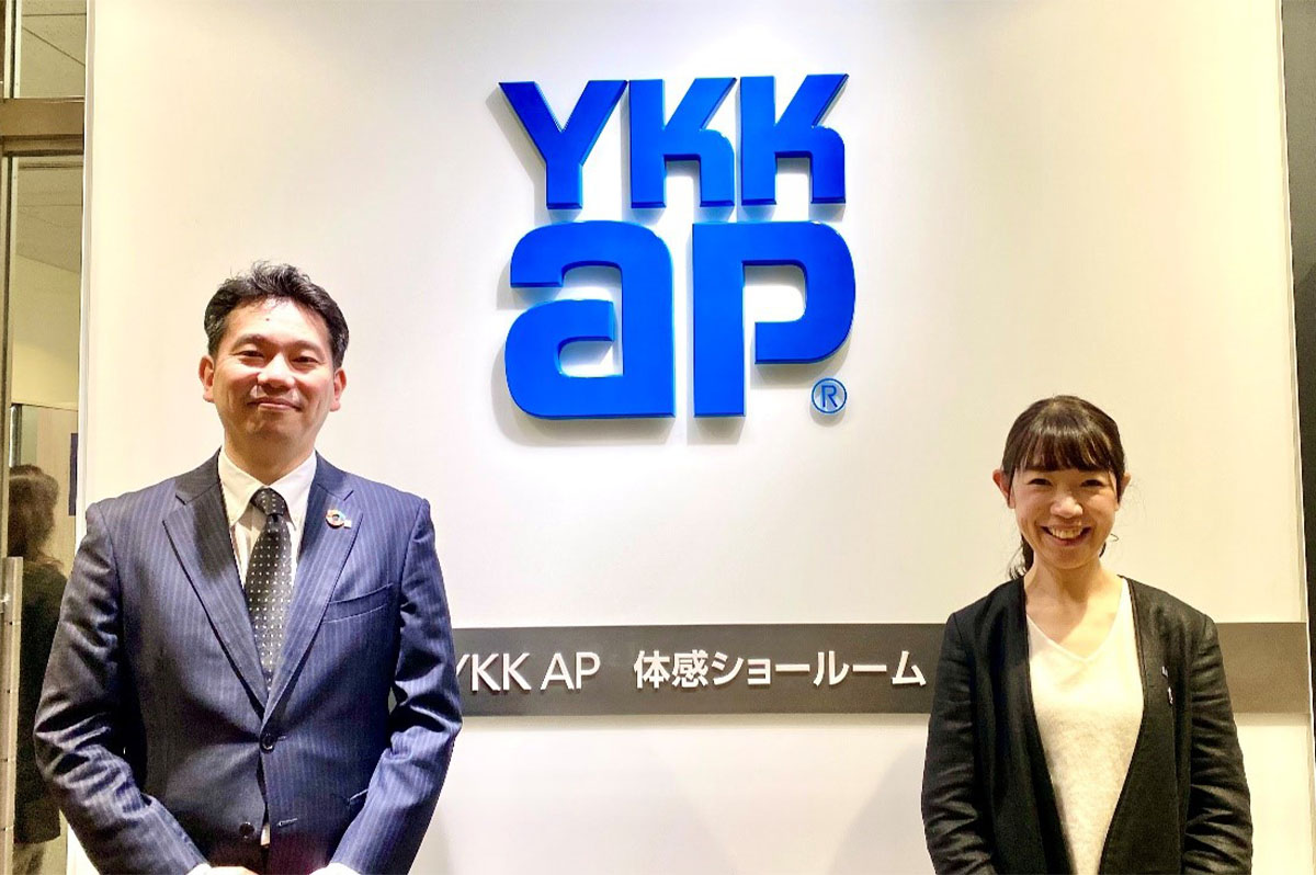 (左から)YKK AP住宅本部営業企画部窓事業推進室次長の今野哲生氏と同事業推進室課長の沢井千尋氏