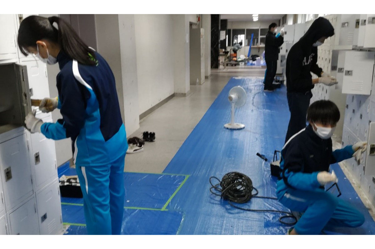 桃山学院高等学校で塗装教室を4回開催(写真は第4回目のようす)
