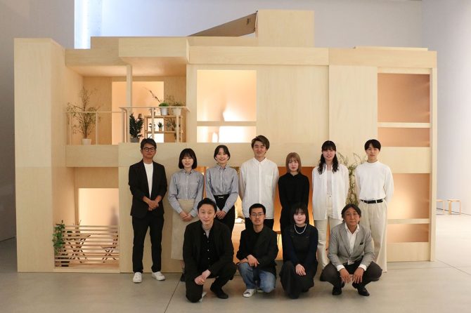 大東建託の社員と多摩美術大学の学生（後列左が大東建託の商品開発部長の峠坂 滋彦氏）