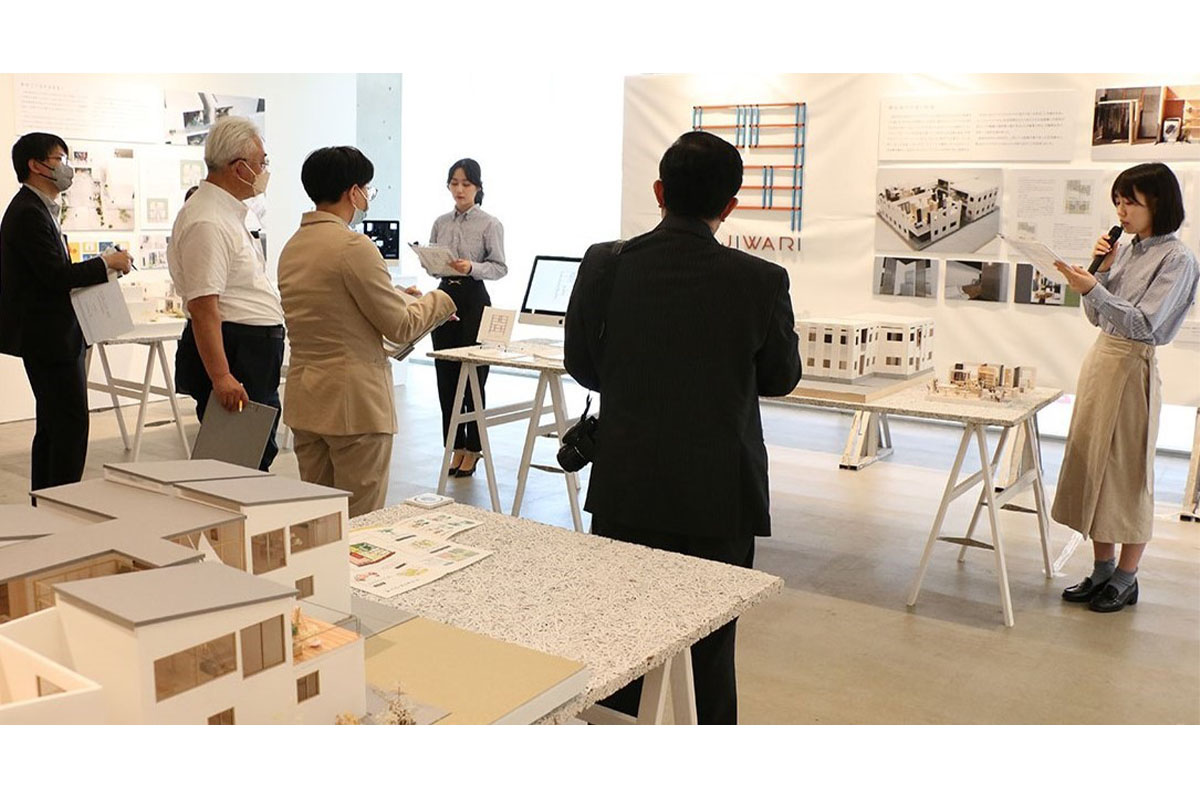 記者発表会では、今回のプロジェクトで作品提案を行った4チームの学生も参加、それぞれの提案内容を説明した。