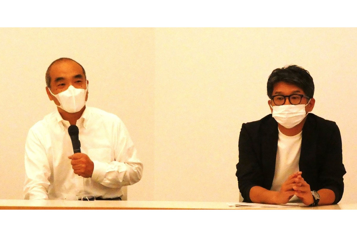 左から多摩美術大学教授・学科長の松澤穰氏と大東建託の商品開発部長の峠坂滋彦氏を行った4チームの学生も参加、それぞれの提案内容を説明した。