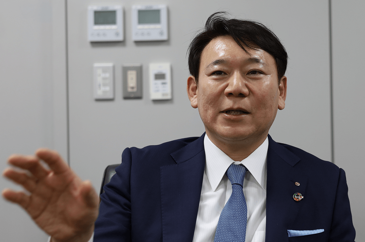 インタビューに答える平岩社長