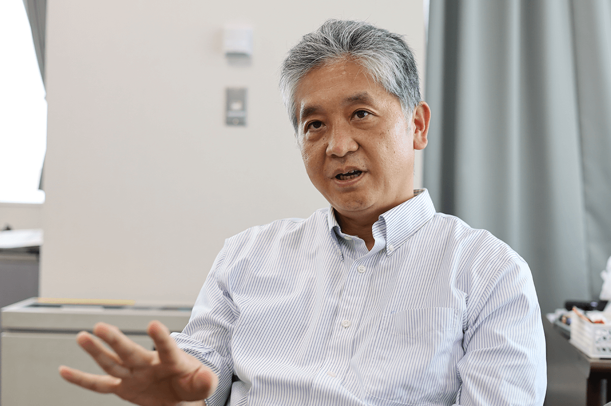 インタビューに答える奥田さん