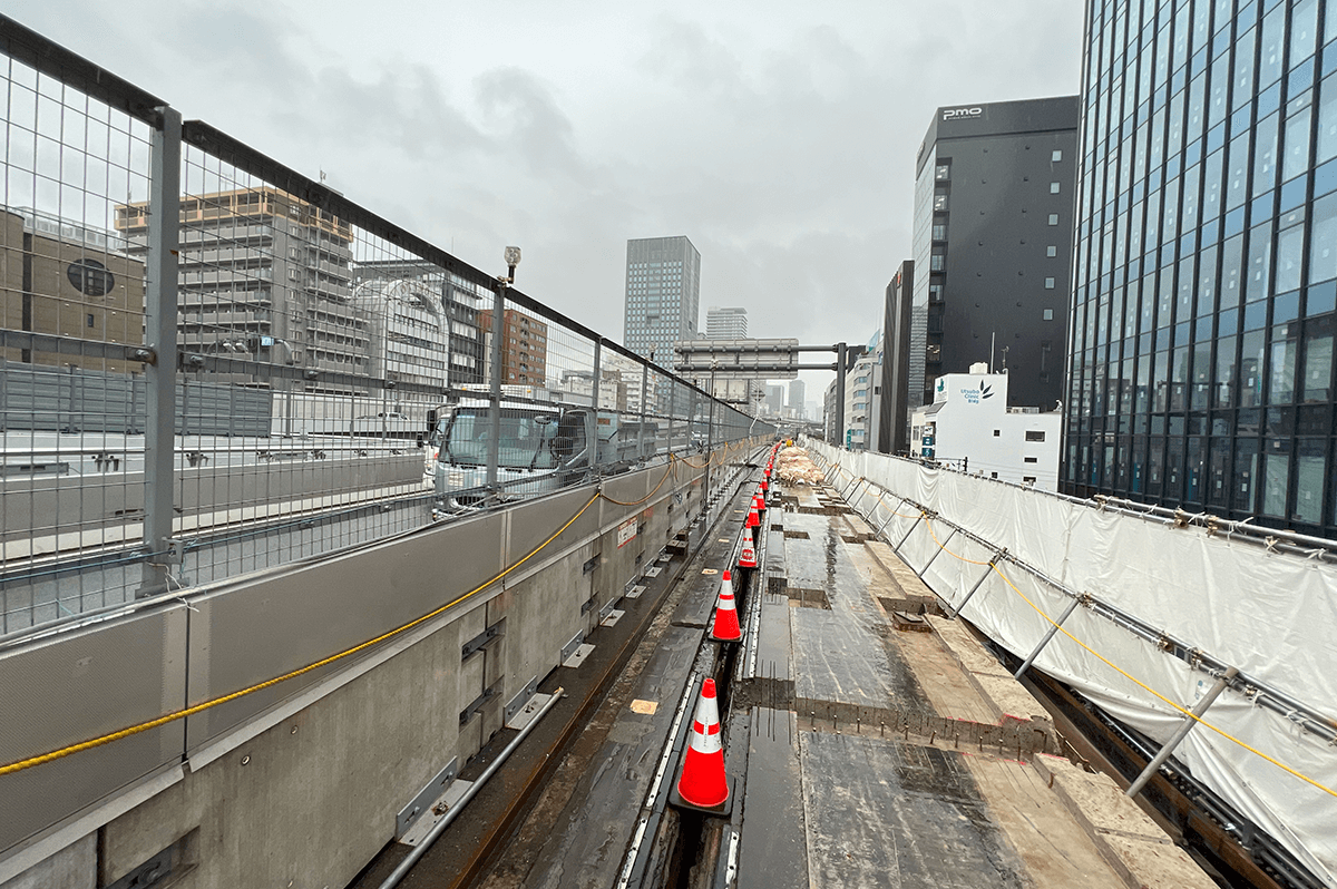 作業ヤードのすぐ隣を車両が結構なスピードで走り抜ける。反対側にはビルが立ち並んでいる。メンタル的にキツそうだ。