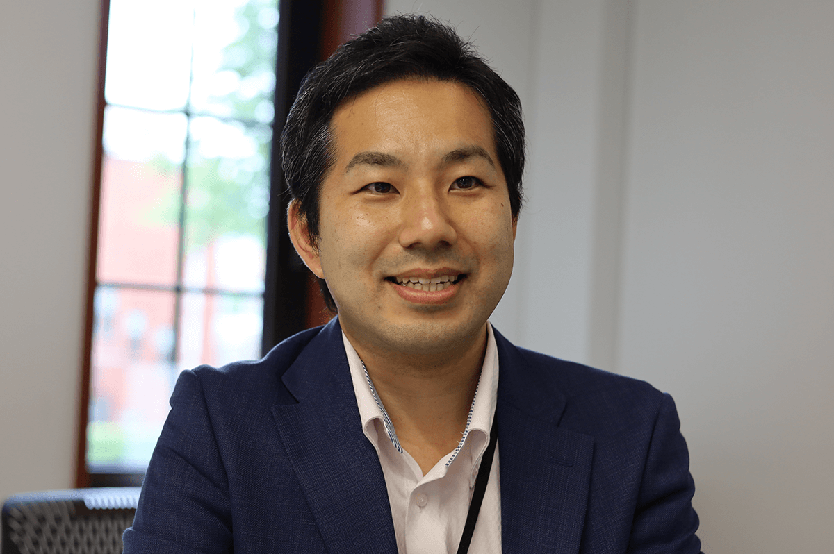 インタビューに答える佐藤さん