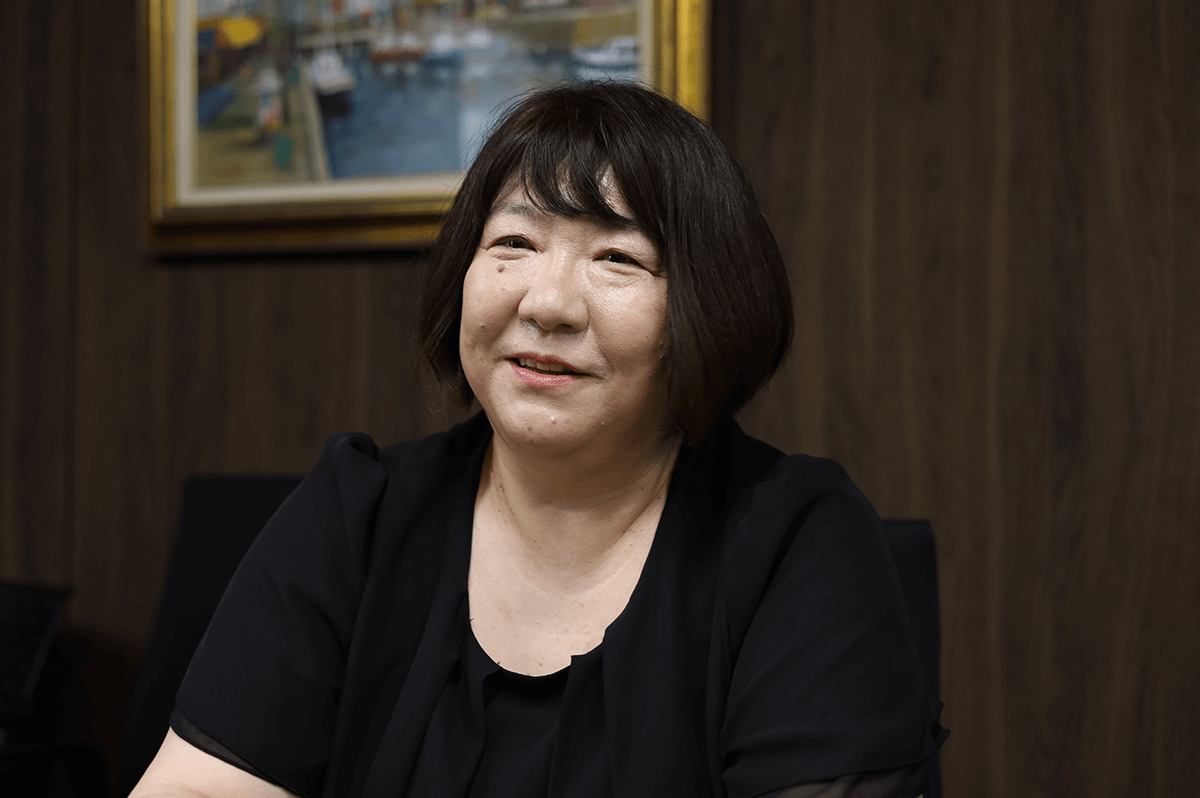 インタビューに答える中下さん