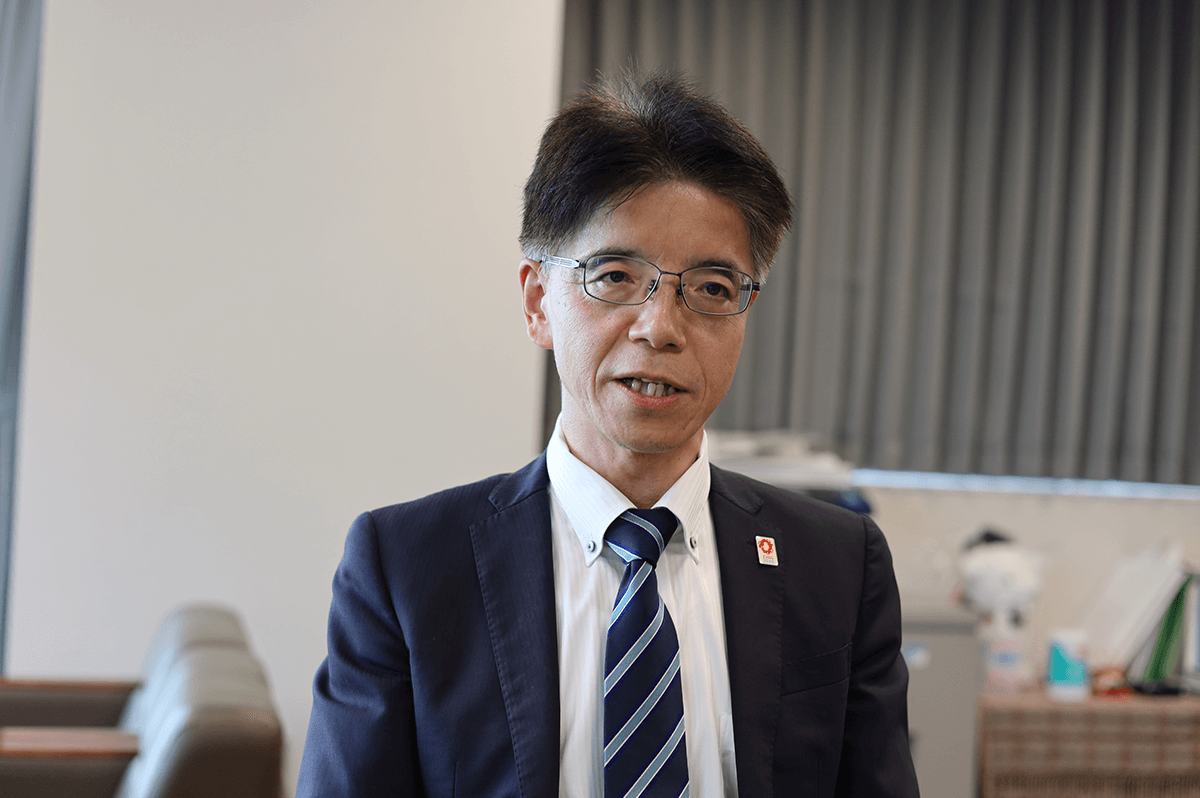 インタビューに答える見坂さん