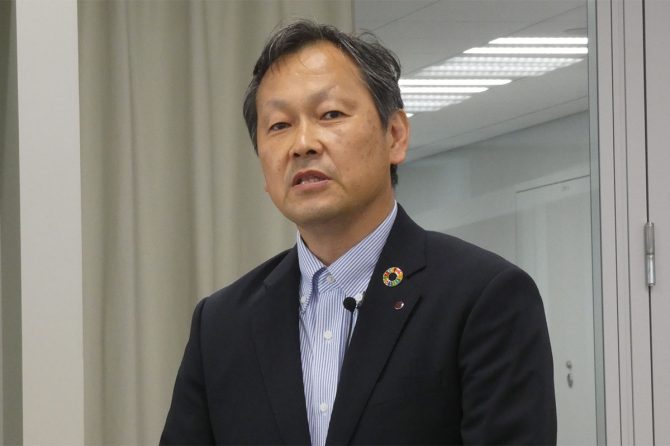 講演する波多野氏