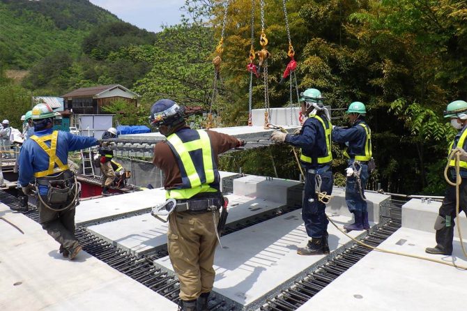 地元の企業で施工できる床版取り替え工法として開発された「定着体付き鉄筋継手を用いたプレキャストRC床版工法・TAKUMINO床版工法」