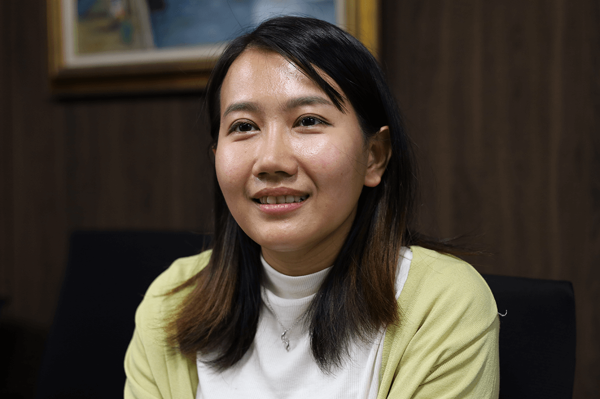 インタビューに答えるイさん