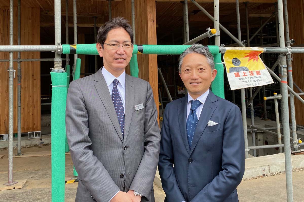 左から、解説した鈴木正人本店営業部長と細谷惣一郎社長