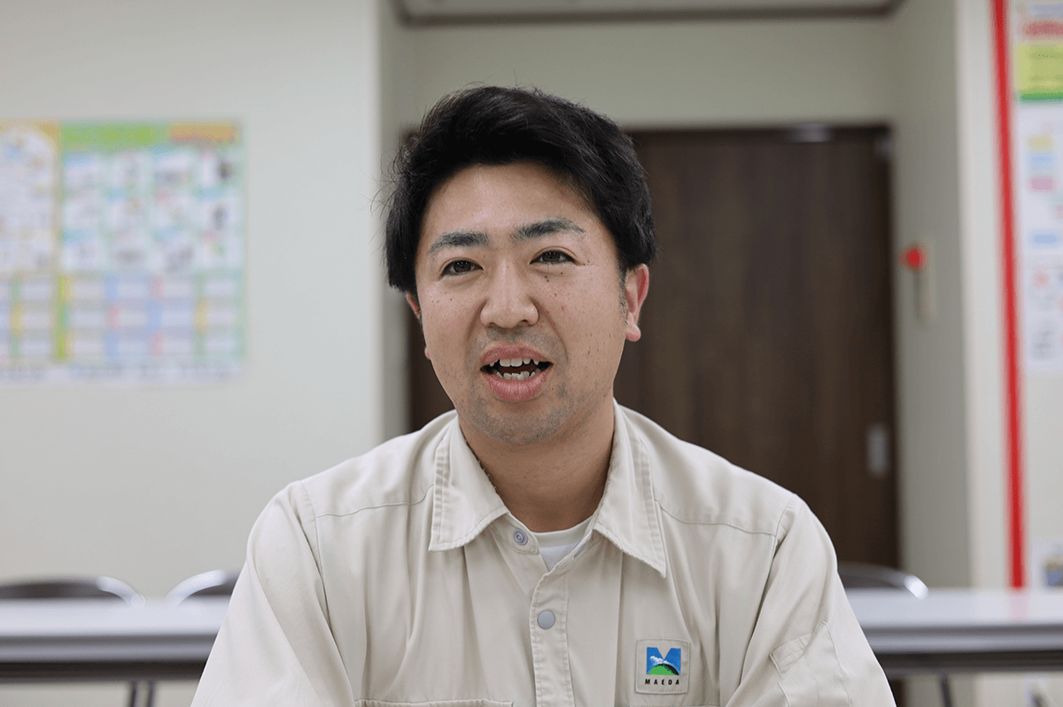 インタビューに答える小山さん