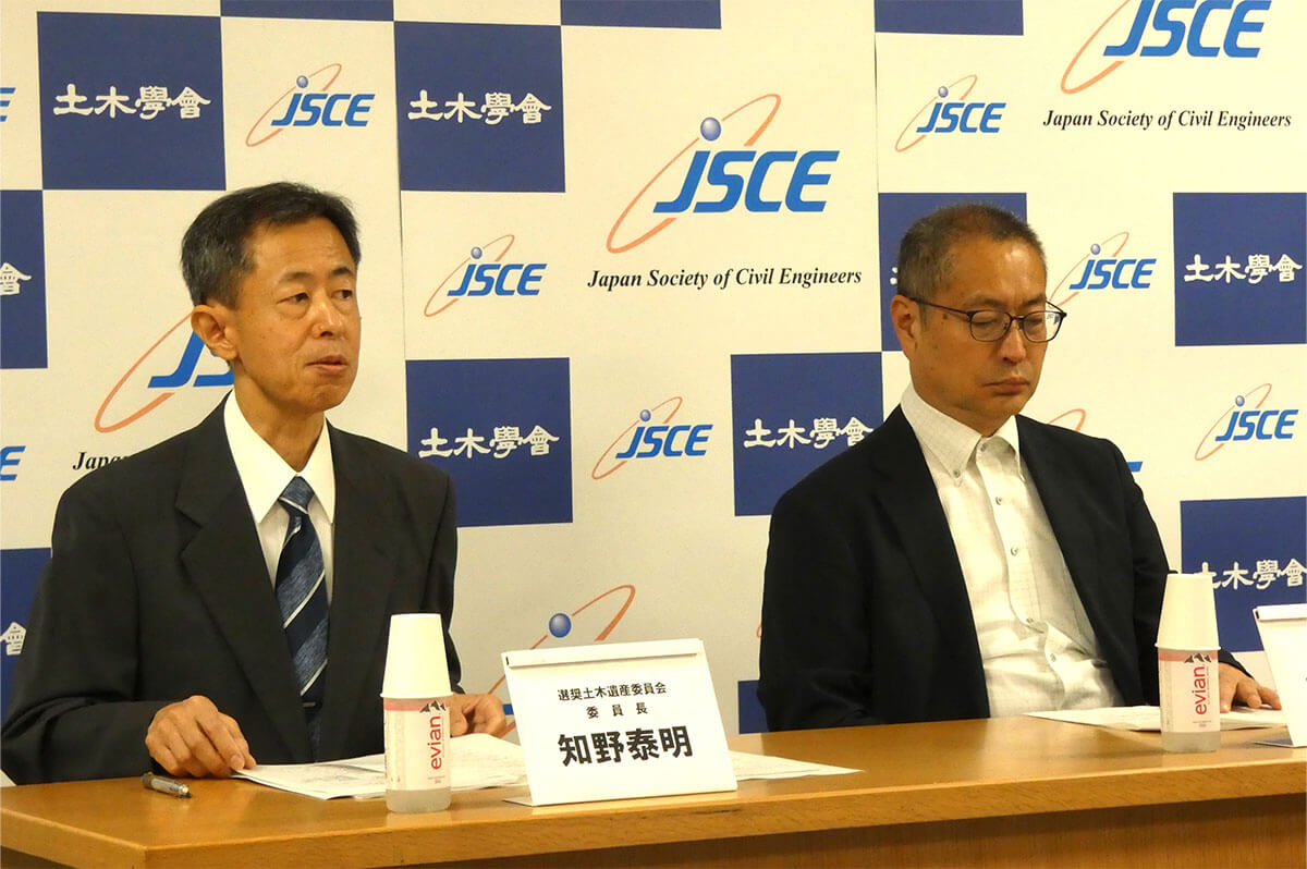 左から 、知野泰明・土木学会選奨土木遺産委員会委員長と三輪準二・土木学会専務理事