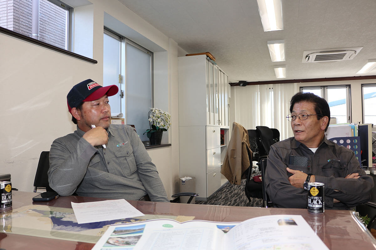 入社の馴れ初めを語る中里社長(右)と梅野さん(左)