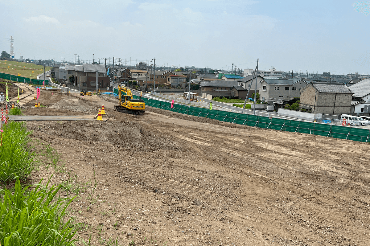 現場の状況(2023年6月下旬時点)。現場近くには、道路を挟んで住宅などが密集している。