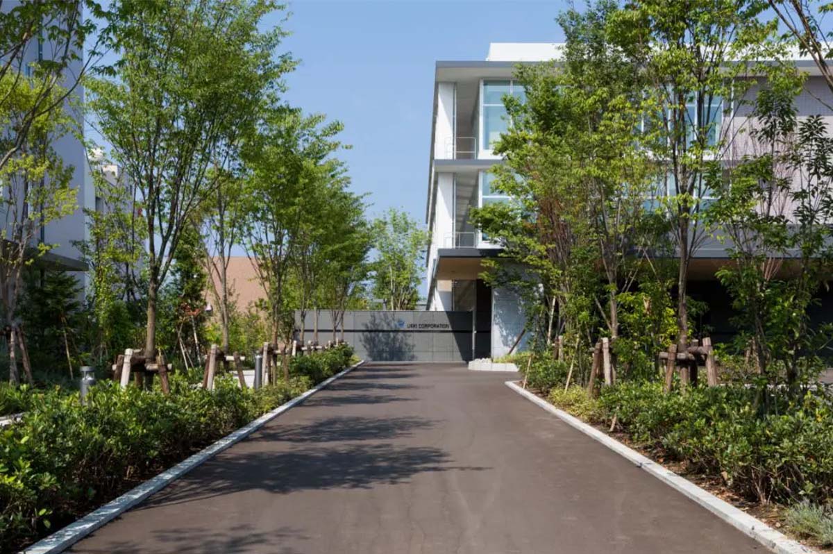 植木組本社は、JR柏崎駅前に位置し、敷地面積約7700m2に本社ビル・テナントビル、遊歩道を保有する。