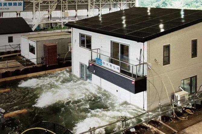 一条工務店による「耐水害住宅」の実大実験の様子