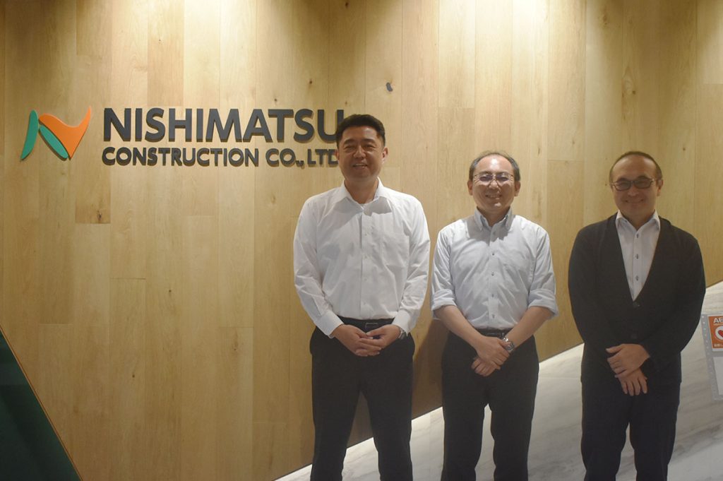 左から、西松建設の岩崎昭治氏、濱岡正行氏、小原澤義久氏