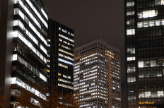 残業規制を歓迎する若手が多い一方、40代以上は「歓迎しない」が過半数を占める【建設現場の本音調査】