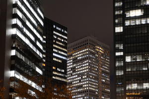 残業規制を歓迎する若手が多い一方、40代以上は「歓迎しない」が過半数を占める【建設現場の本音調査】