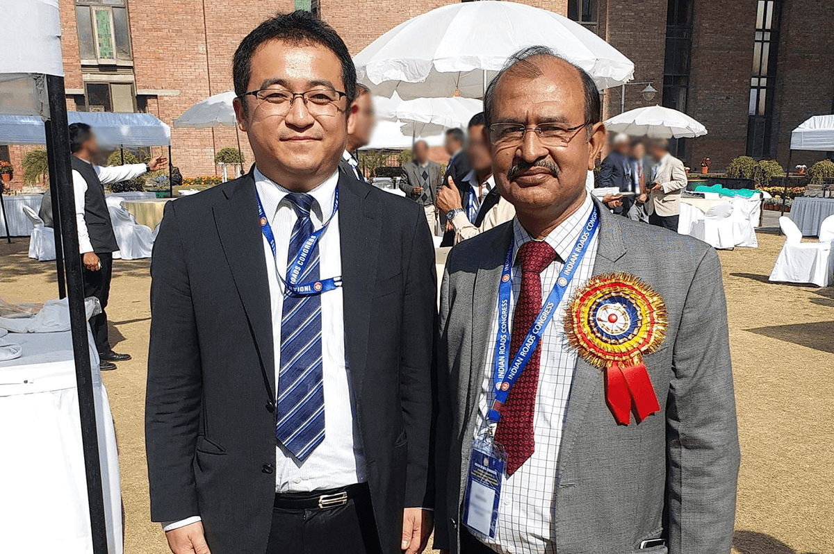 コンクリート舗装に関する国際セミナーを開催した際、RC(インド道路協会)のS.K.Nirmal(エス・ケー・ニルマル)事務局長と記念撮影する森山さん(本人提供)