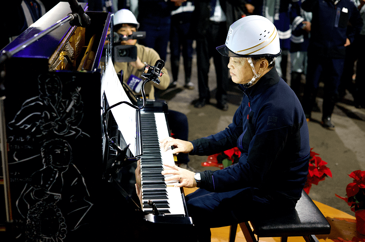ピアノを演奏する加藤さん
