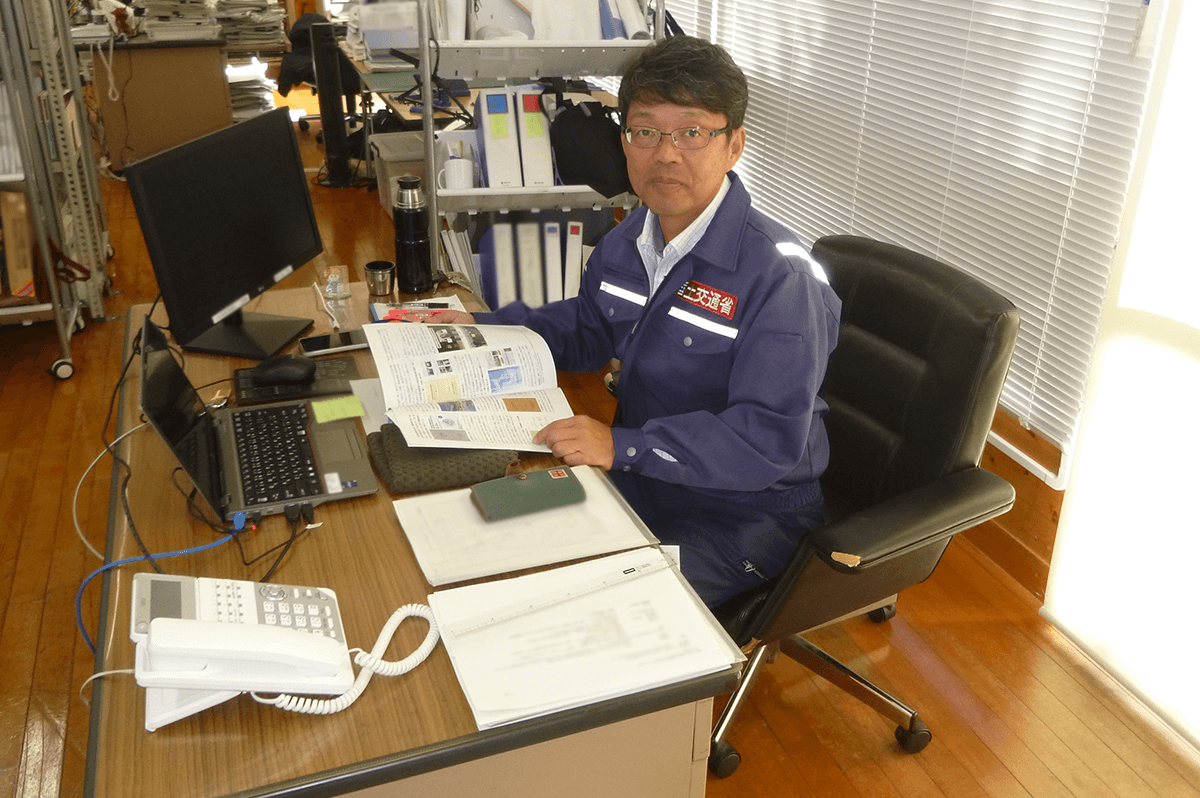 詰所のデスクで仕事中の成岡さん(本人提供)