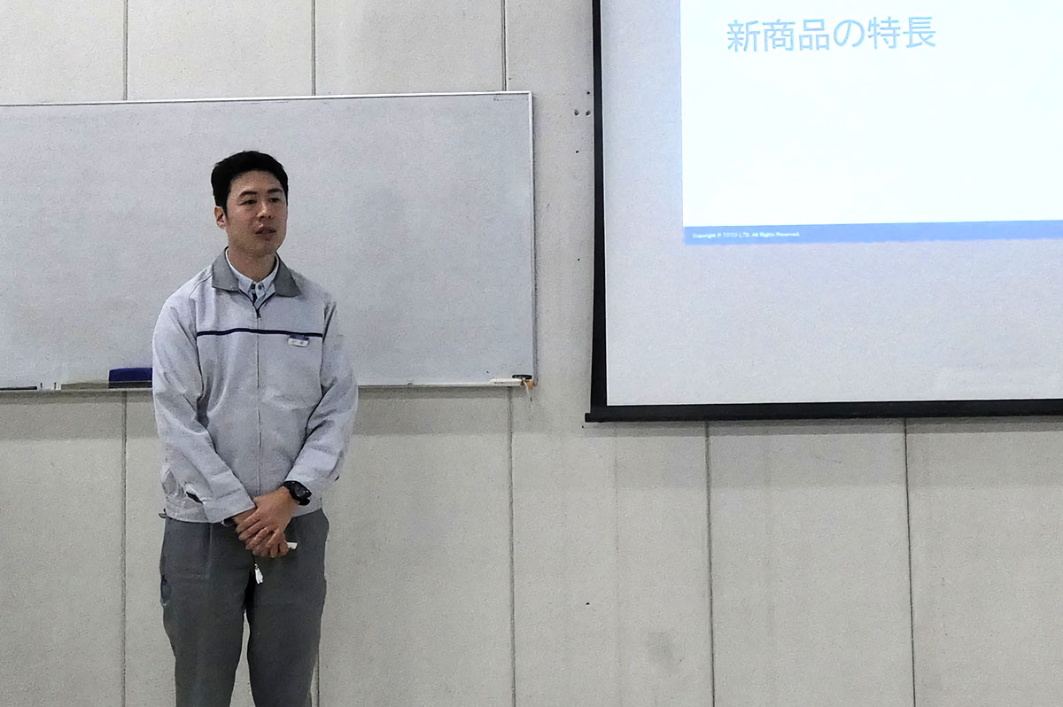 新商品を説明する山田達矢氏(TOTO 浴室商品企画グループ)