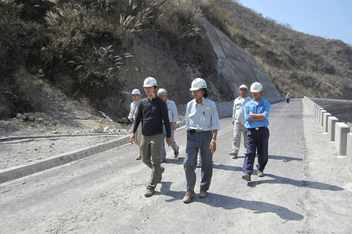 ネパールのシンズリ道路の建設現場を確認する野村さん(先頭左、本人提供)