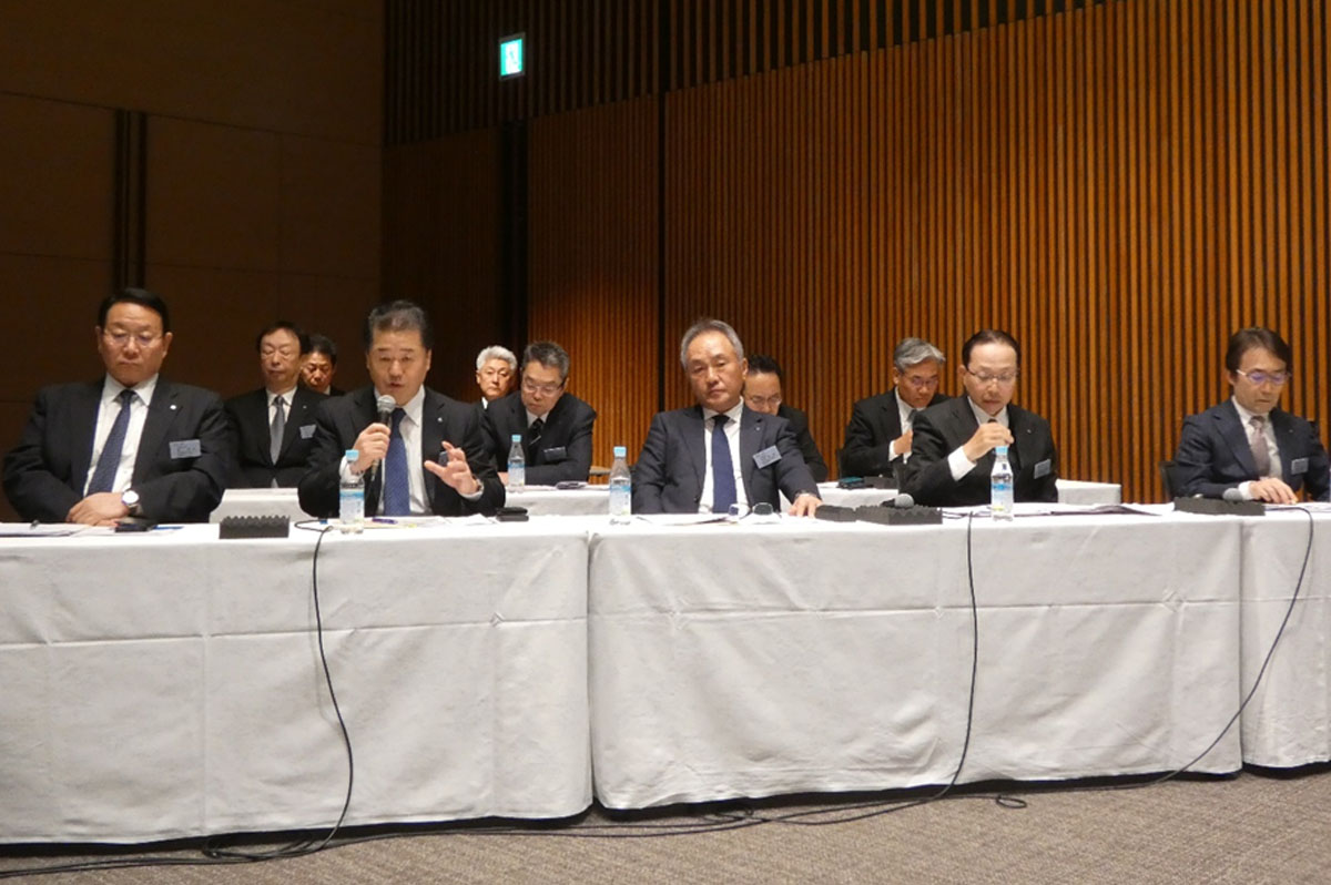 プレスの質問に積極的に答える魚津社長（左から2番目）