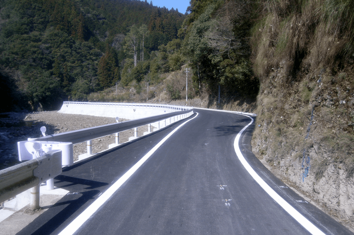1.5車線的道路整備（県道畑山栃ノ木線）のアフター（高知県提供）