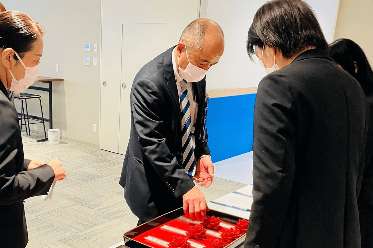 設営状態をチェックする合田さん(福岡パーティ企画提供)