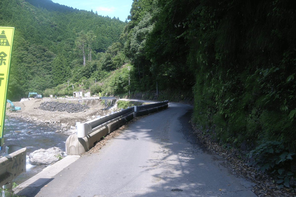 1.5車線的道路整備（県道畑山栃ノ木線）のビフォー（高知県提供）