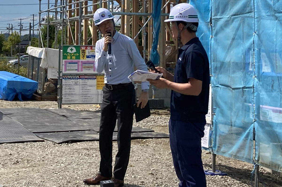現場でアドバイスする菊地氏(左)
