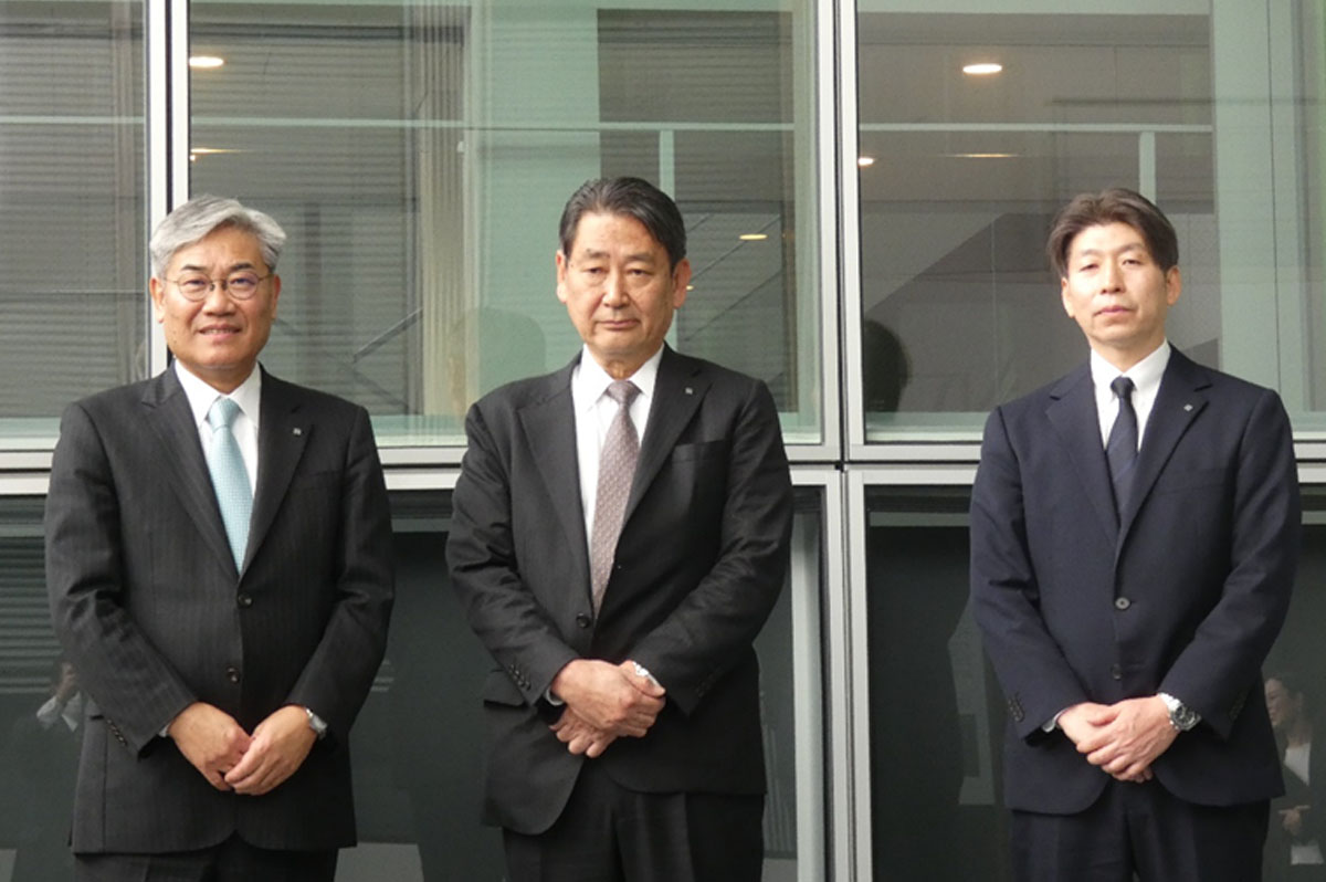 左から、YKK APの上席執行役員ビル本部長の瀬口裕之氏、上席執行役員ビル本部副本部長の宮﨑省吾氏、執行役員ビル本部ビル商品企画部長の吉田聡氏
