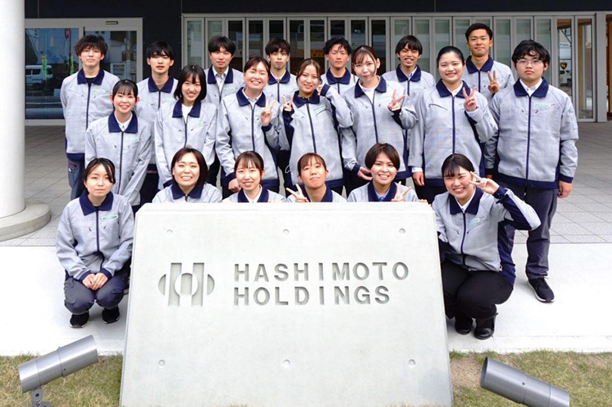 2023年4月入社の新入社員。女性社員が男性社員の数を上回った。